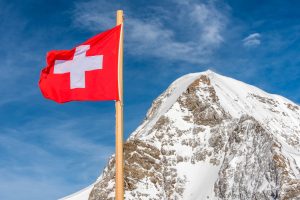 Schweizer Flagge auf einem Berggipfel