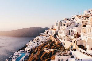 Sonnenuntergang über einem griechischen Dorf am Meer