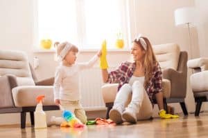 Mutter und Tochter machen Frühjahrsputz