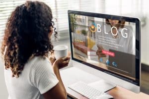 Junge Frau vor Homepage Generator