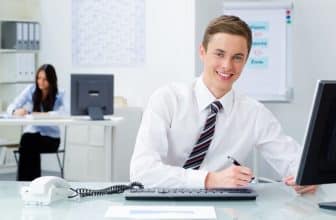 junger Kaufmann in der Ausbildung