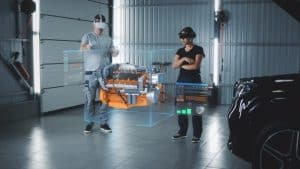 Mechatroniker mit augmented reality Brillen