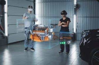 Mechatroniker mit augmented reality Brillen