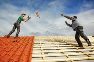 Dachdecker bei der Arbeit